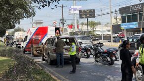 El elemento, aún no identificado, presentó graves lesiones en el rostro.