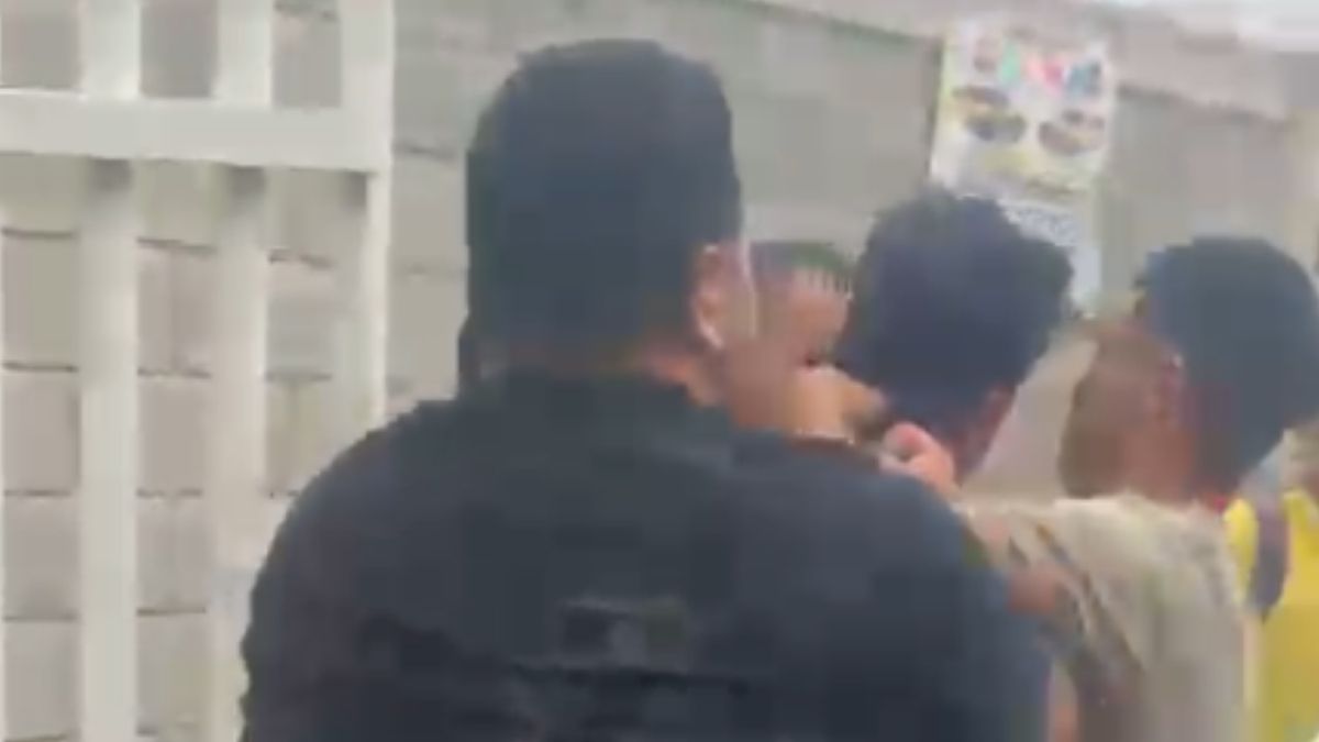 En la grabación se observa cómo los pobladores, dominados por la furia y la indignación, propinan golpes a los presuntos atacantes