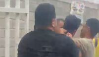 En la grabación se observa cómo los pobladores, dominados por la furia y la indignación, propinan golpes a los presuntos atacantes