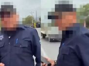 El oficial le señala que el polarizado que el conductor llevaba en su vehículo estaba prohibido