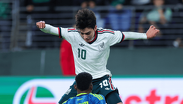 Rafael Márquez contempla al juvenil dentro del mediocampo. | @miseleccionmx