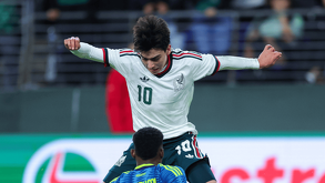 Rafael Márquez contempla al juvenil dentro del mediocampo. | @miseleccionmx