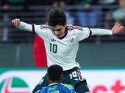 Rafael Márquez contempla al juvenil dentro del mediocampo. | @miseleccionmx