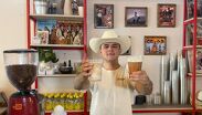 Sabores de Linares y Montemorelos llegan a la taza en una cafetería que combina café con elementos de la cultura norteña.