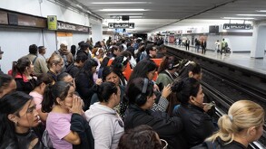 Usa servicios de transporte alternativos, como el metro, y respeta el programa del Hoy No Circula.