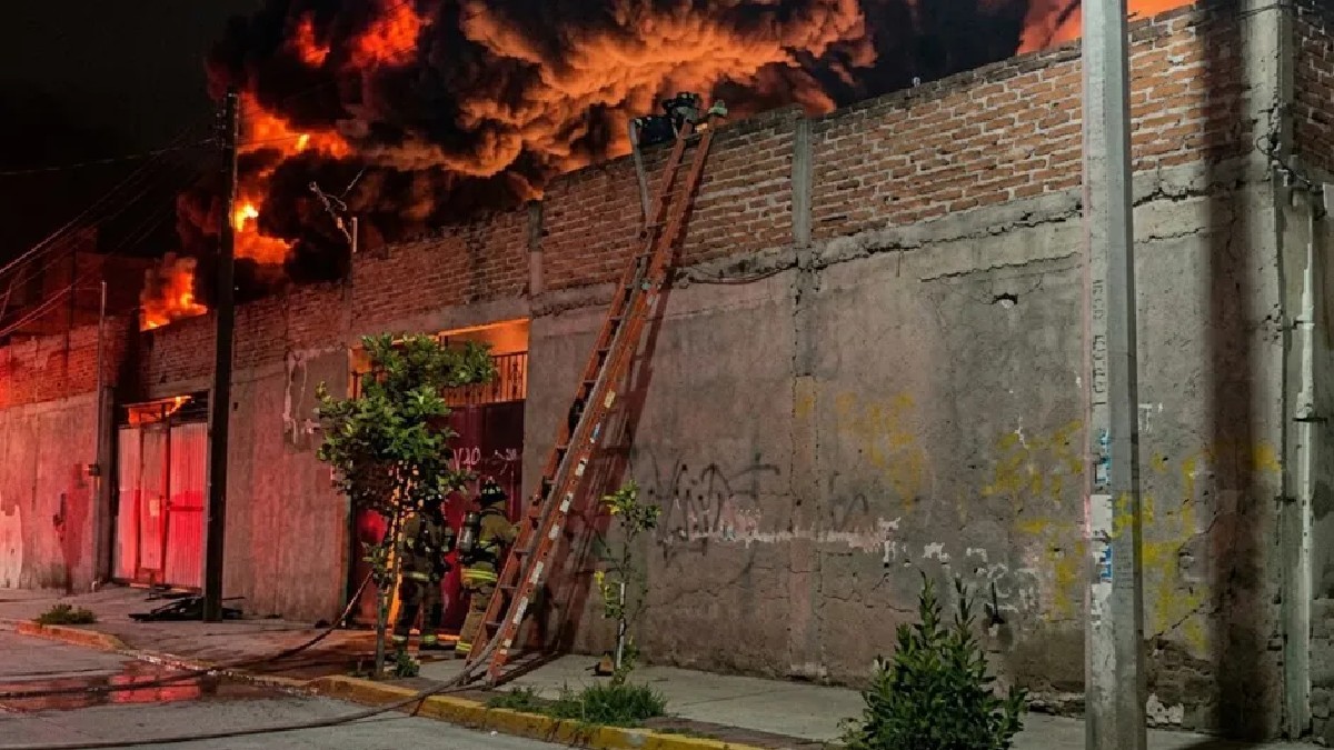 El siniestro fue reportado minutos antes de las 10 de la noche en un inmueble ubicado sobre la calle Citerea.