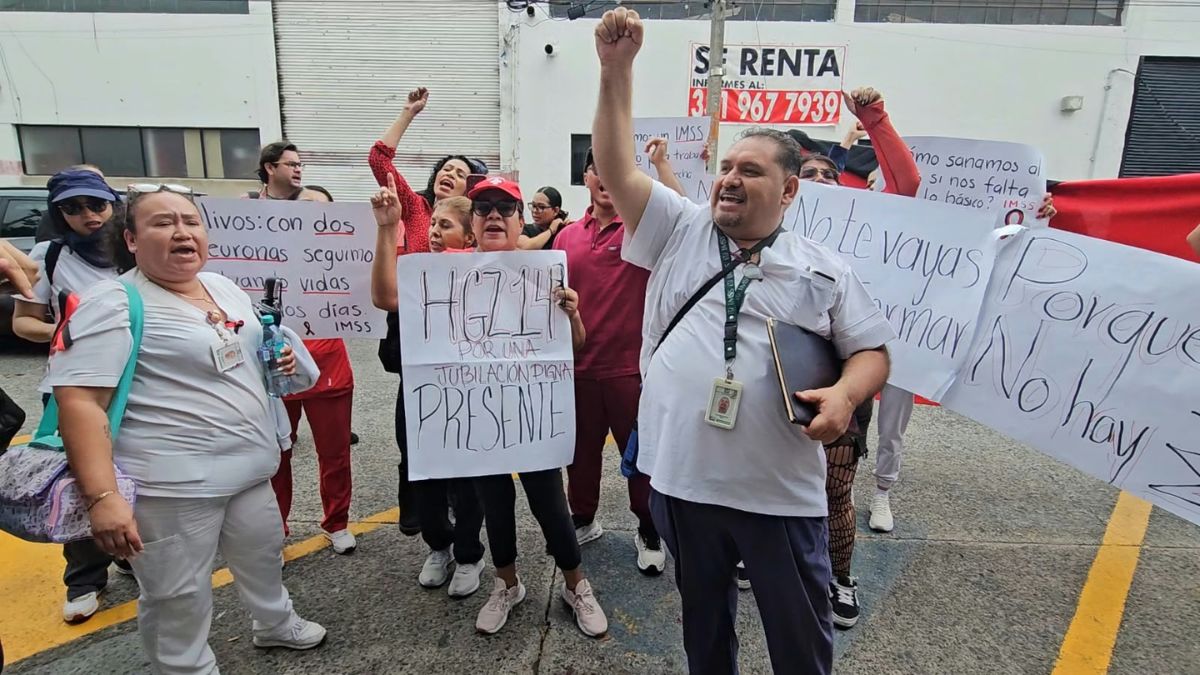 Trabajadores del IMSS en Jalisco protestan por falta de medicamentos y sobrecarga laboral.