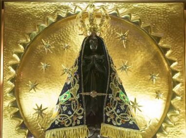 A días de votar en Brasil, Flávio Bolsonaro enfrenta un rumor sobre la Virgen de Aparecida