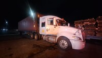 Al abrir el tractocamión, localizaron al hombre inconsciente y solicitaron apoyo médico.