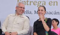 Alfredo Ramírez y Claudia Sheinbaum destacan acuerdos para blindar la industria del aguacate en Michoacán.