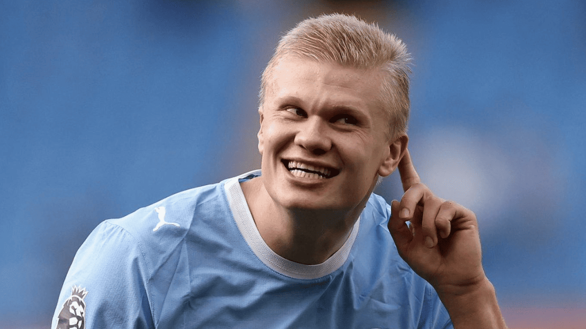 El atacante del Manchester City inició acciones contra una aerolínea de su país.