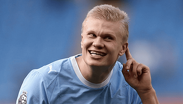 El atacante del Manchester City inició acciones contra una aerolínea de su país.