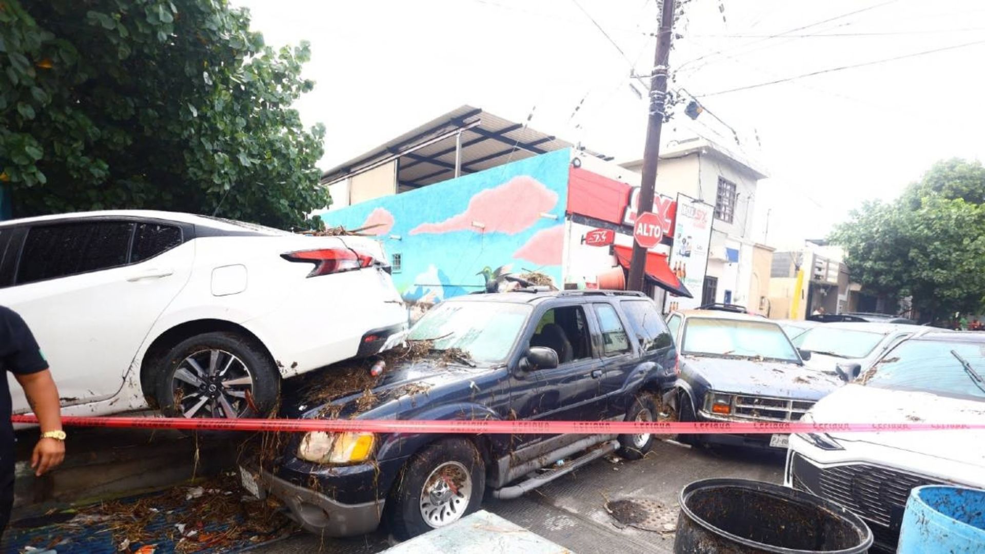 Fuertes lluvias inundan 75 casas y arrastran 25 carros en Santa Catarina. TD a las 6 Monterrey, 02 de octubre 2026