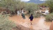 Por segunda vez desde 2021, la inundación en Poanas exige refugio. Trasladan a afectados a la escuela de La Aurora y al auditorio Centenario.