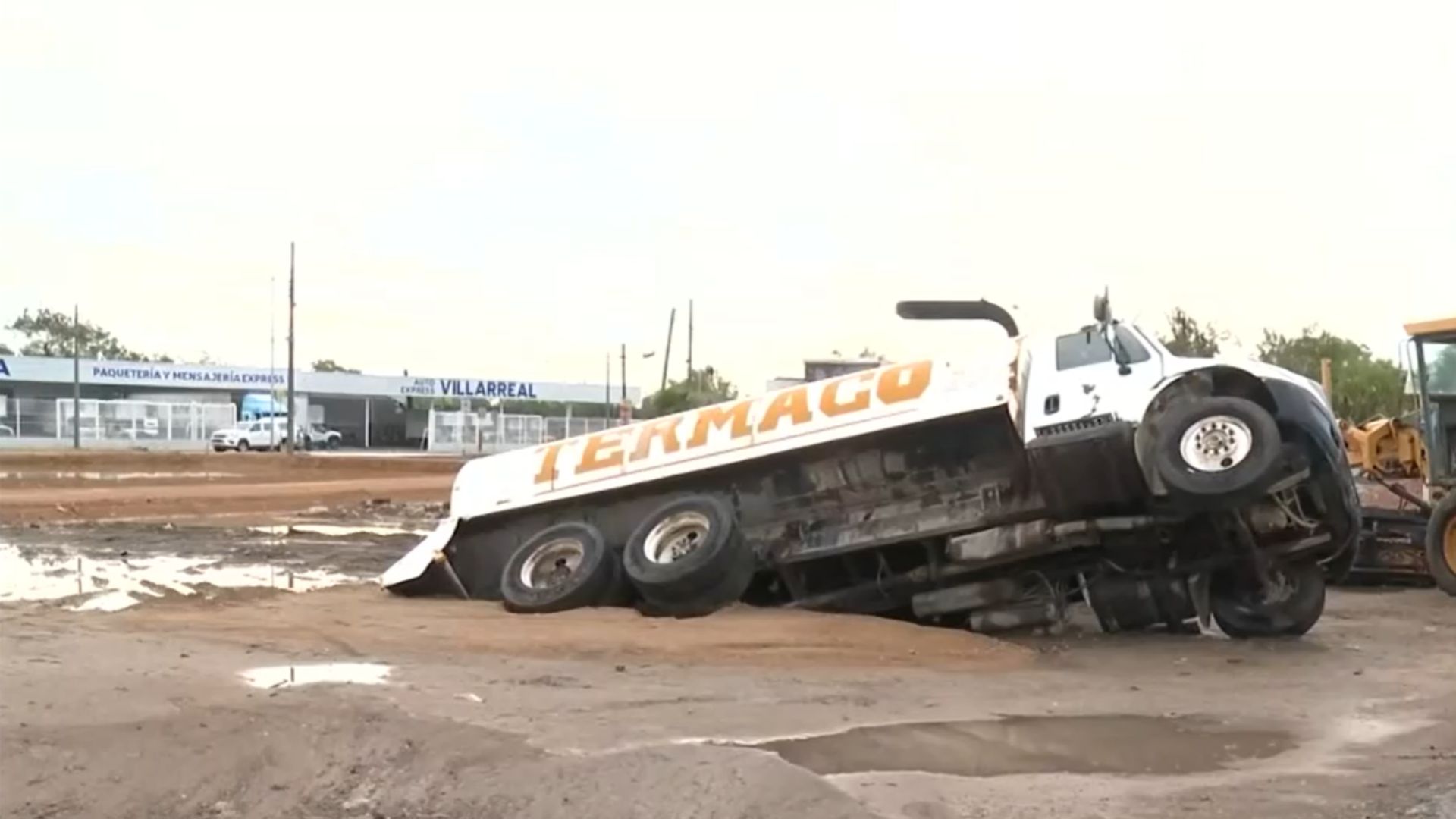 Lluvias provocan socavón y una pipa termina atrapada en San Nicolás, Nuevo León