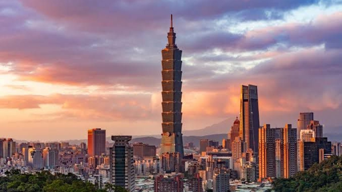 El Día Nacional, denominado popularmente como Doble Diez, conmemora el Levantamiento de Wuchang de 1911.