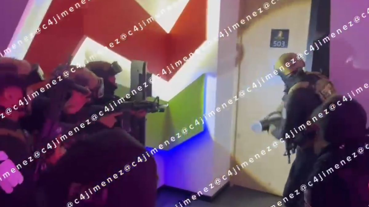 Pareja es detenida dentro de un hotel por presunto tráfico de drogas en CdMx.