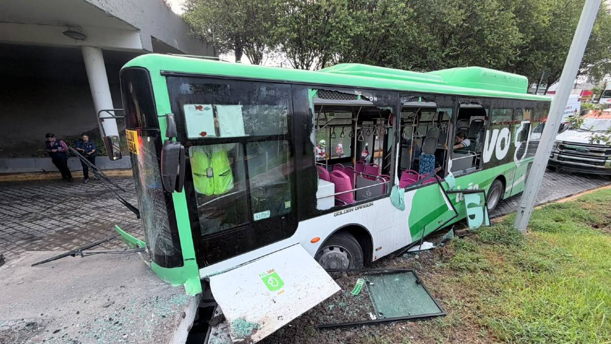 El pavimento resbaladizo habría provocado que el conductor perdiera el control de la unidad