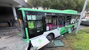 El pavimento resbaladizo habría provocado que el conductor perdiera el control de la unidad
