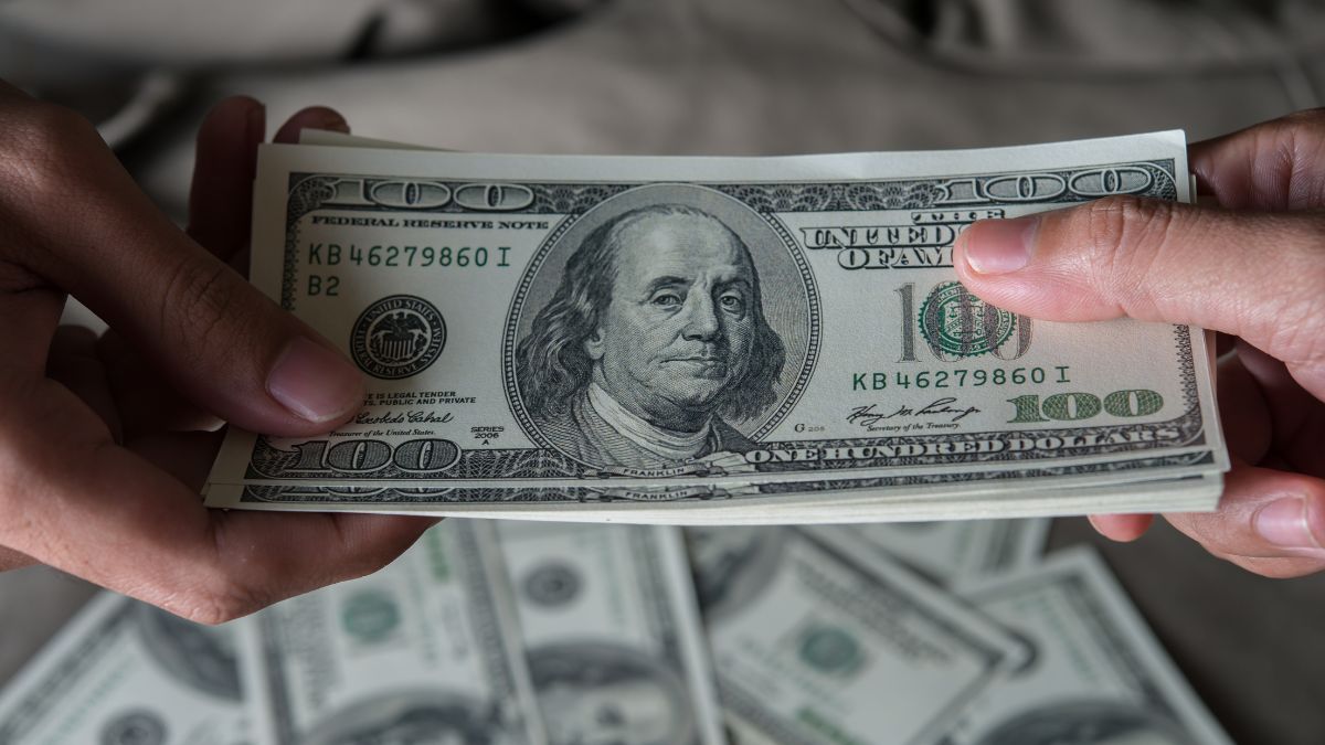El peso mexicano inicia el mes de octubre con racha de depreciación.