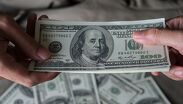 El peso mexicano inicia el mes de octubre con racha de depreciación.