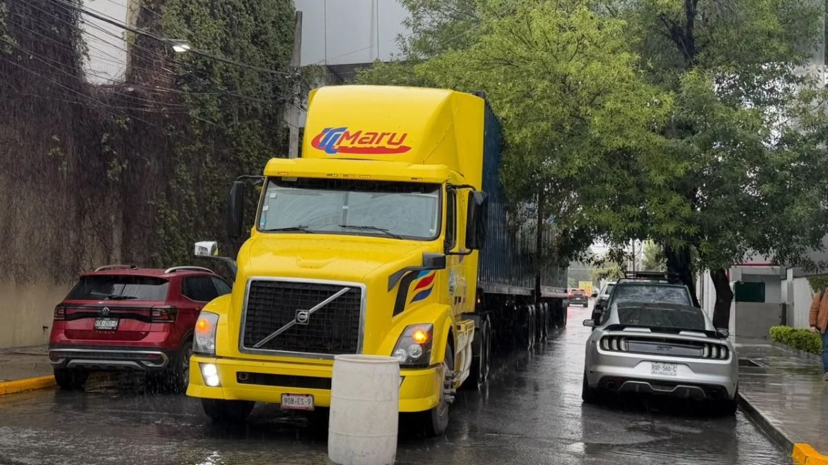 En medio de los reclamos, el conductor no quiso descender de la unidad y se mantuvo a bordo.