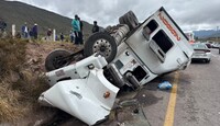 Al momento del reporte, la unidad permanecía volcada con la mercancía dentro de la caja y las personas reunidas en los alrededores.