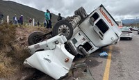 Al momento del reporte, la unidad permanecía volcada con la mercancía dentro de la caja y las personas reunidas en los alrededores.