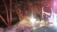 Rescatan a dos hombres tras quedar atrapados en taxi arrastrado por corriente en Monterrey