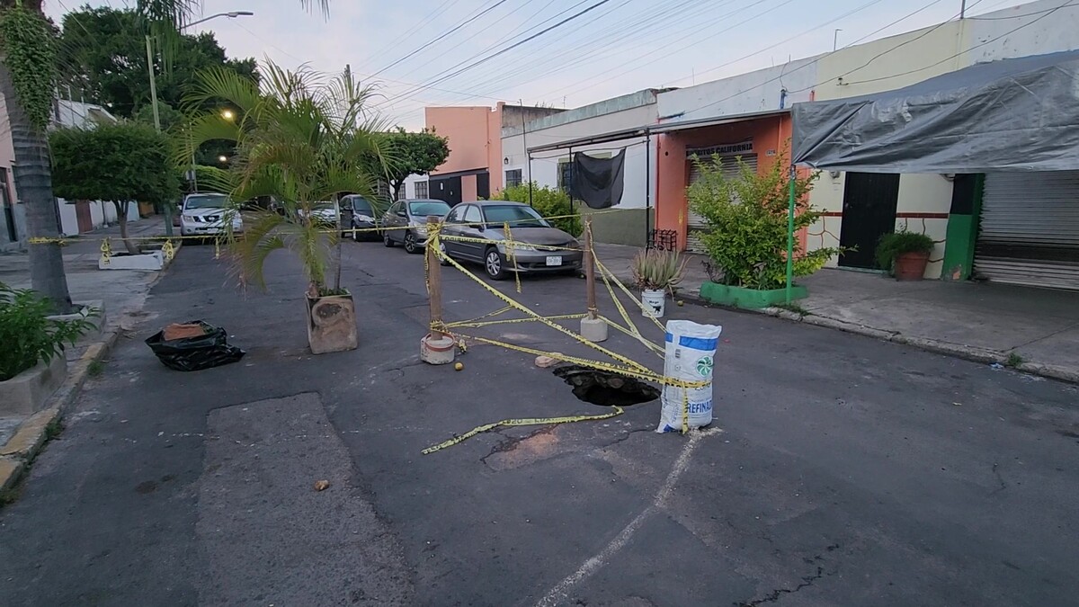Socavón en la colonia Olímpica de Guadalajara cumple casi un mes sin ser reparada