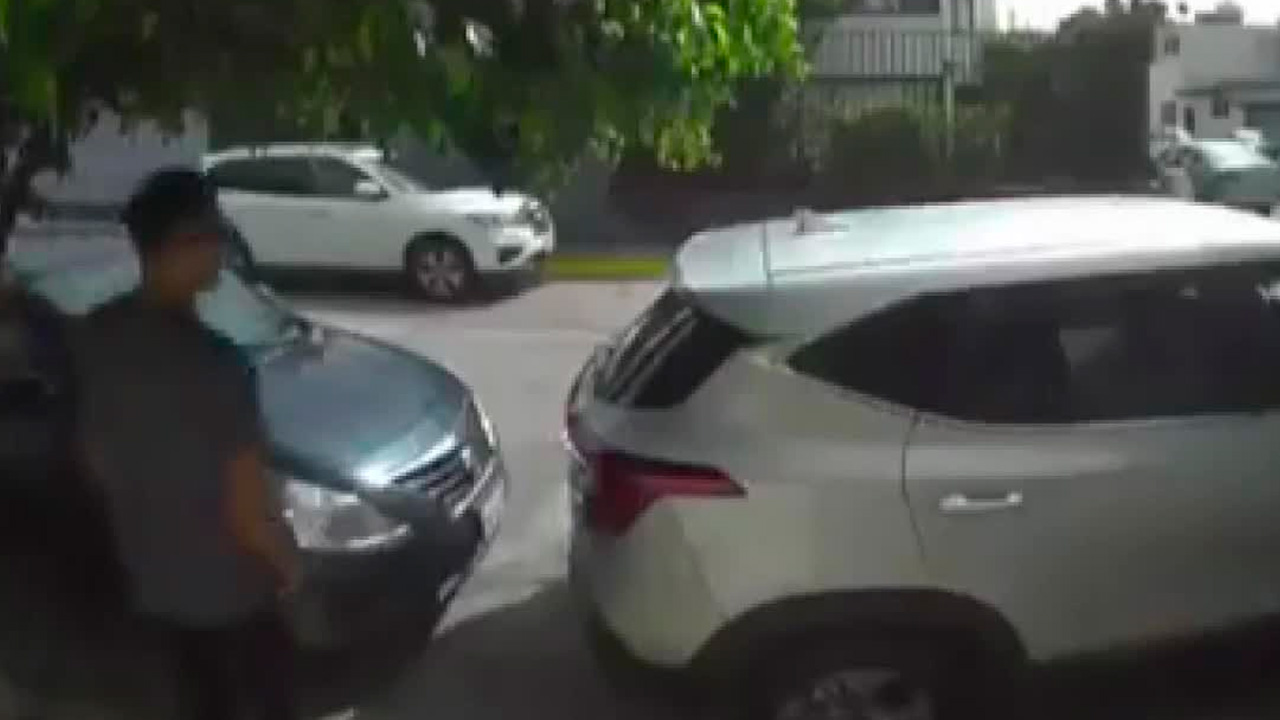 Dos sujetos armados roban vehículo a pareja de adultos mayores en Naucalpan