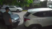Dos sujetos armados roban vehículo a pareja de adultos mayores en Naucalpan