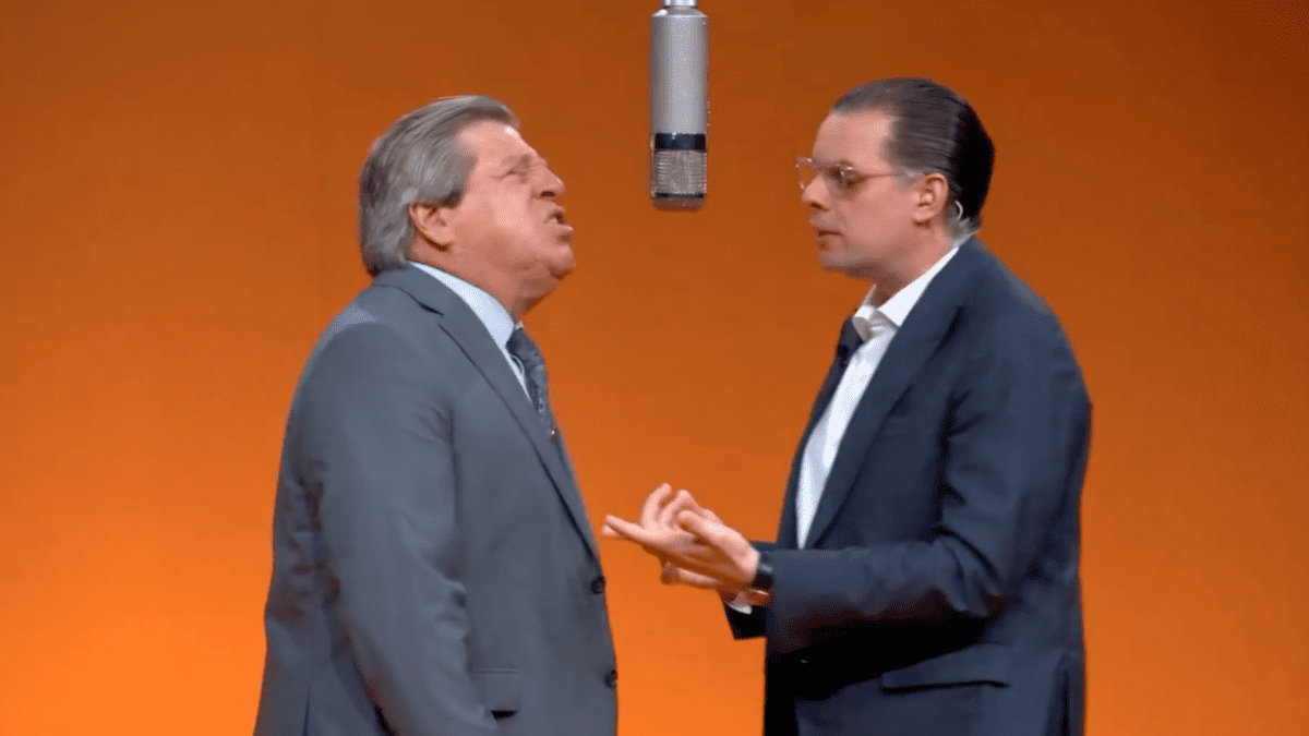 Atlante utilizó inteligencia artificial para colocar a Miguel Herrera y Christian Martinoli dentro de la conocida cabina naranja del trend. | @Atlante