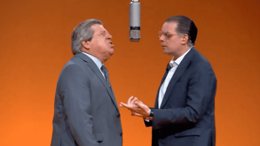 Atlante utilizó inteligencia artificial para colocar a Miguel Herrera y Christian Martinoli dentro de la conocida cabina naranja del trend. | @Atlante