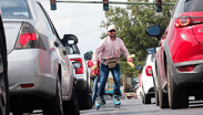 Ernesto Leonel vende jugos sobre patines en San Nicolás