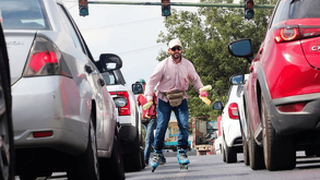 Ernesto Leonel vende jugos sobre patines en San Nicolás