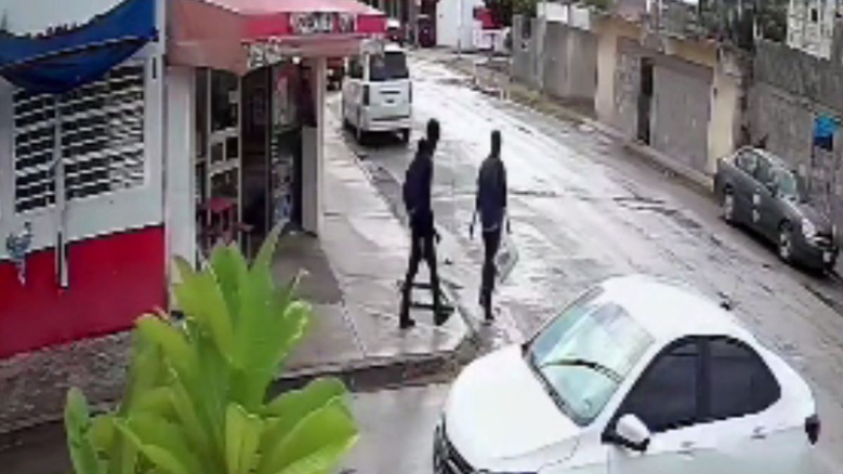 A las 8:14 a.m., los exalumnos fueron captados revisando una tina blanca y cambiando sudaderas en las calles Primordiales del 36 y Fraternidad.