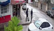 A las 8:14 a.m., los exalumnos fueron captados revisando una tina blanca y cambiando sudaderas en las calles Primordiales del 36 y Fraternidad.