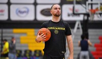 Jordan Toledo es el actual coach asistente de Fuerza Regia.