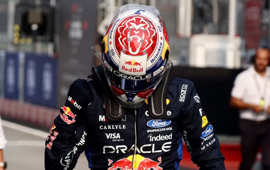 El neerlandés cronometró 1:35.130 para vencer a Lewis Hamilton, mientras que el mexicano Sergio Pérez quedó eliminado en la Q1 con el equipo Cadillac.