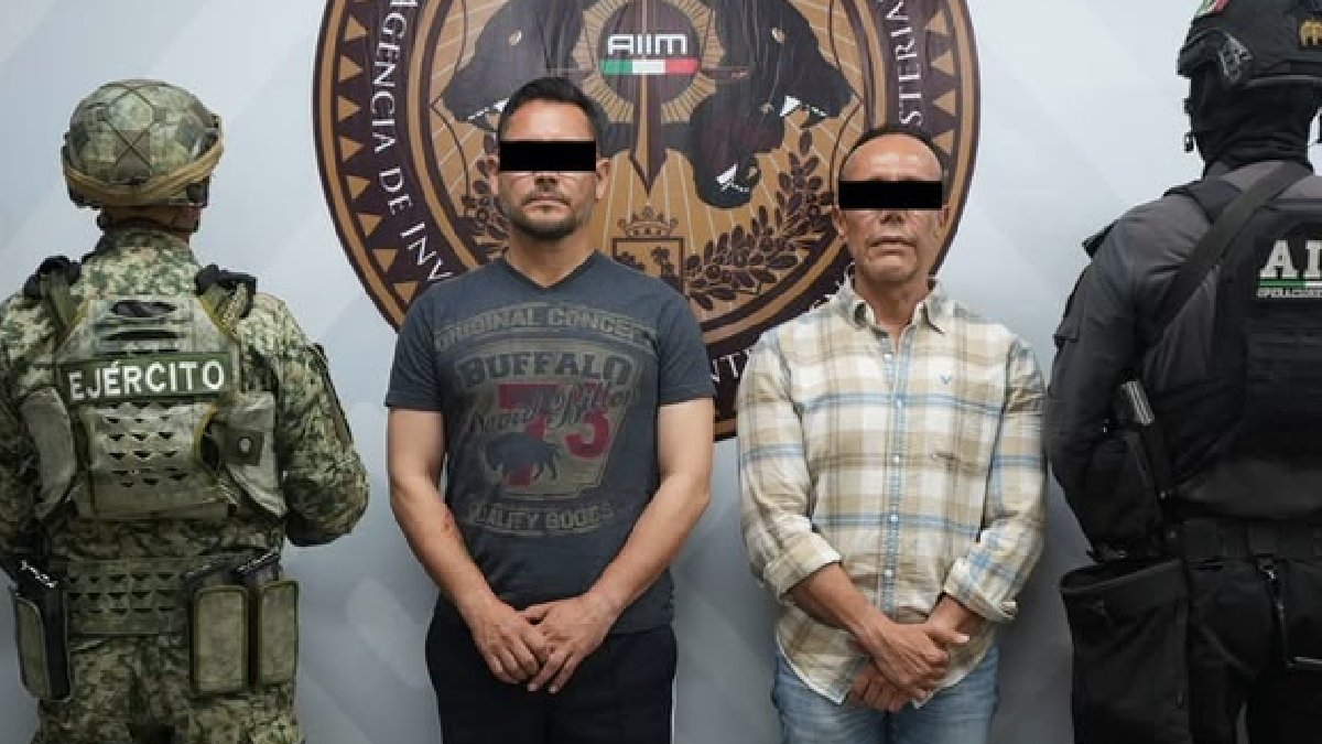 El presidente municipal de Suchiapas, Jorge 'N', y el ex alcalde Alexis 'N', custodiados por elementos de seguridad federales | SSyPC