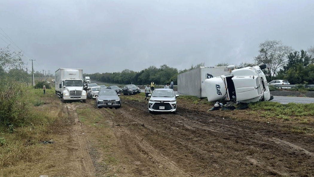 Volcadura de un trailer deja chofer con lesiones en Montemorelos