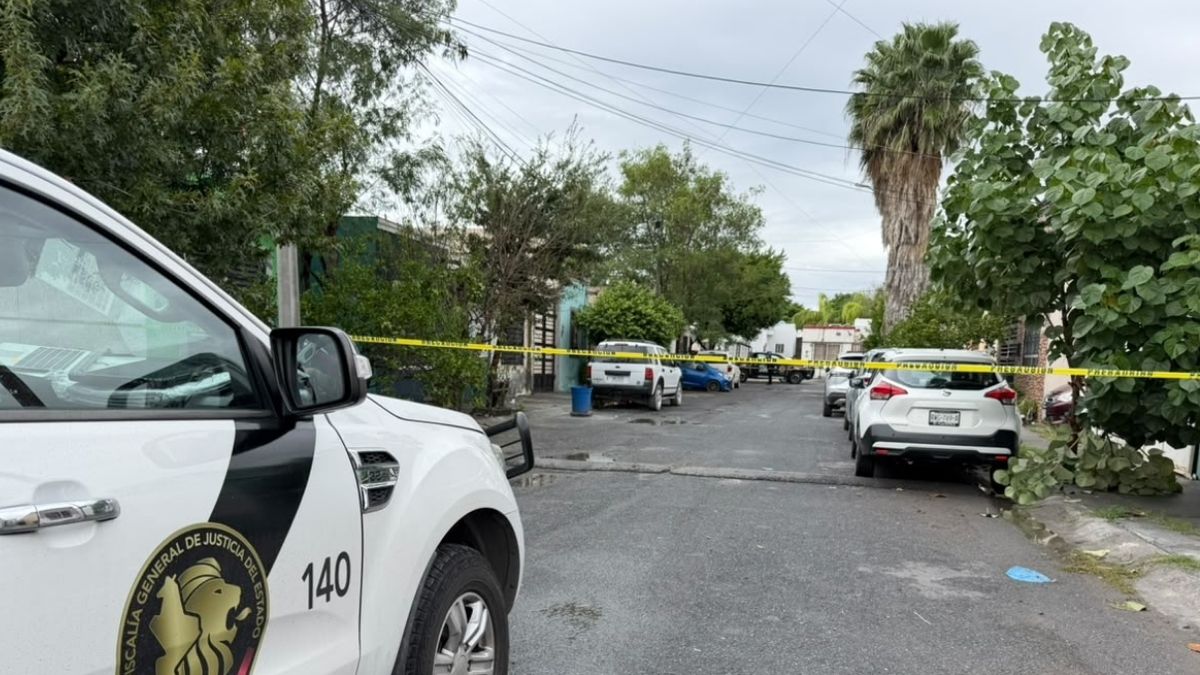 Autoridades investigan la muerte de un hombre localizado con una herida y golpes en el cuerpo dentro de un domicilio en Juárez.