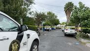 Autoridades investigan la muerte de un hombre localizado con una herida y golpes en el cuerpo dentro de un domicilio en Juárez.