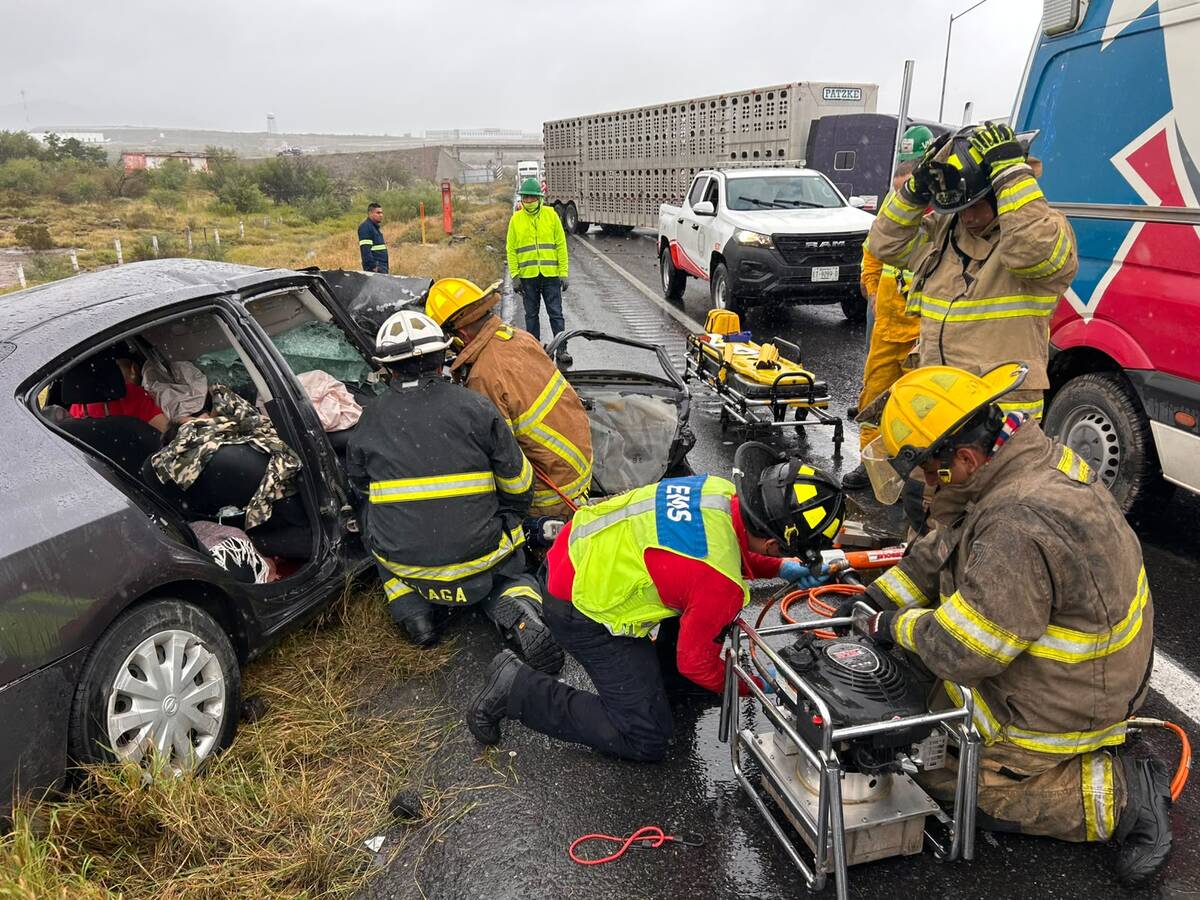 Bomberos utilizaron equipo hidráulico para liberar a una mujer atrapada en el automóvil.