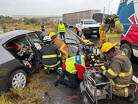 Bomberos utilizaron equipo hidráulico para liberar a una mujer atrapada en el automóvil.