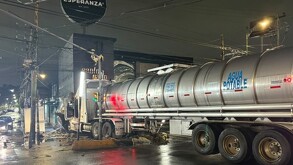 El conductor de la unidad de transporte de agua potable informó a las autoridades que se había quedado dormido.