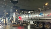 El conductor de la unidad de transporte de agua potable informó a las autoridades que se había quedado dormido.