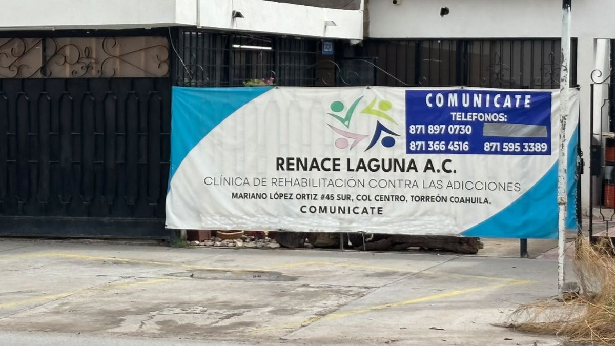 Inmueble de Renace Laguna A. C. en la zona Centro de Torreón, donde personal del SEMEFO acudió para el traslado del cuerpo.