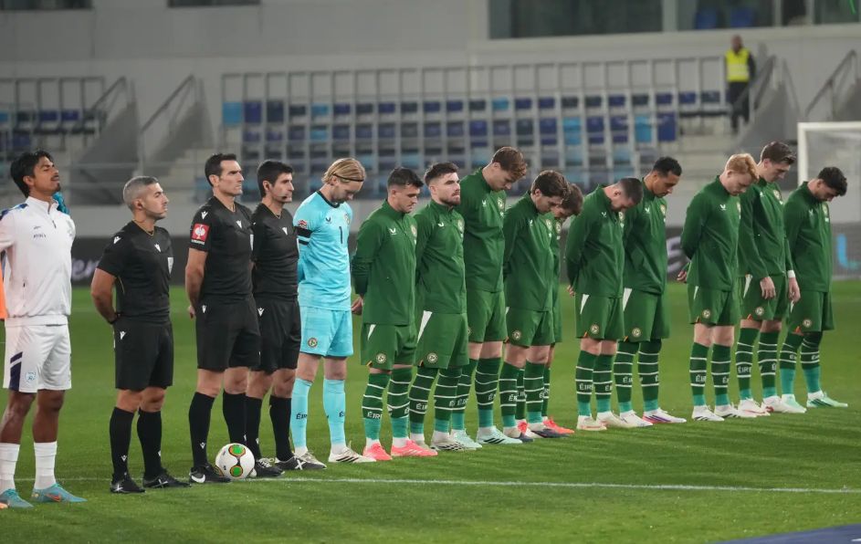 Los jugadores irlandeses portaron brazaletes negros, agacharon la cabeza en el himno e ignoraron el saludo antes del silbatazo inicial.